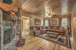 TV, fireplace, video games - Creekfront, fire pit, hot tub and pets welome - He (Mineral Bluff)
