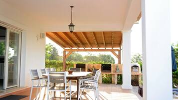 Villa | Outdoor dining