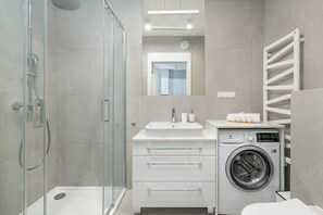 Dusche, Haartrockner, Shampoo