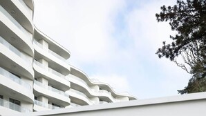 A sign for Rogowo Pearl with a stylized globe logo. - Stylish Apartment | Parking, Balcony, Close to the Beach (Rogowo)