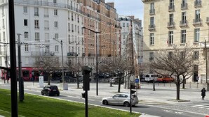 Vista de calle con edificios, un paso de peatones y una señal de prohibido el paso.