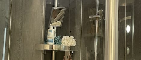 シャワー、ヘアドライヤー、タオル、石鹸