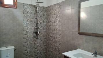 Serviettes fournies, savon, papier toilette