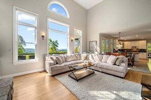 Fernseher, Kamin, DVD-Player, Bücher