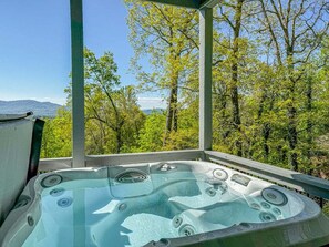 Outdoor spa tub - Mountain Dream | Beautiful Mountain Home with Hot Tub (Arden)