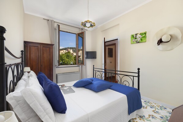 2 chambres, fer et planche à repasser, lit de bébé portatif