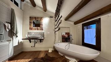 Doccia, vasca idromassaggio, asciugacapelli, bidet