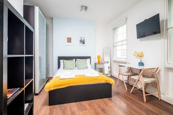 1 غرفة نوم ومكواة/لوح كي وواي فاي وملاءات أسرّة