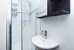 تجهيزات دش، مجففات شعر، مناشف، صابون