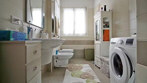 Bathroom - Stunning 1-bed Apartment in Verona (Verona)