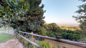 A wooden fence overlooking a lush landscape with a view of distant fields and trees. - Abejas 2 El Vergel de Chilla (Candeleda)