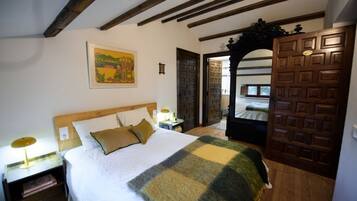 5 bedrooms, desk, iron/ironing board, free WiFi