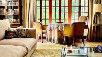 Smart-tv, eldstad och böcker