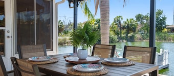 Remodeled! Kayaks- Watermat ! Bike! 5 mins from weeki wachee springs!Golfcart!