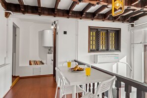 Dining - Cozy “Cabin” - Heart of Bucharest (București)