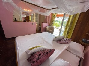 4 bedrooms, iron/ironing board, WiFi, bed sheets