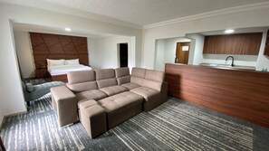 Minibar, in-room safe, desk, laptop workspace - LIA Hotel (Lungi)