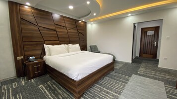 Minibar, caja de seguridad en la habitación y escritorio 