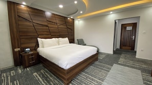 Executive Suite | Minibar, in-room safe, desk, laptop workspace - Lai hotel- SL (Lungi)