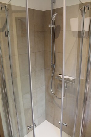 Dusche, Haartrockner, Handtücher, Seife