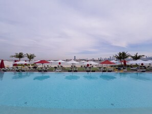 2 outdoor pools - Palm Perfection 3BR with Private Beach (Dubai)