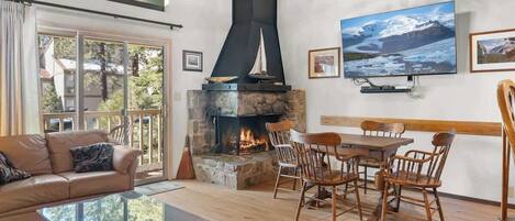 Smart-TV, Kamin, DVD-Player, Bücher