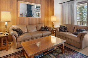 Smart-TV, peis, DVD-spiller og bøker