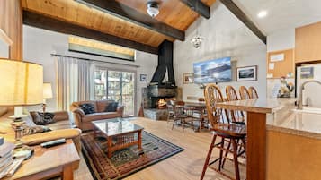 Smart-TV, Kamin, DVD-Player, Bücher