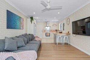 TV, books - Sandy Shores Getaway (Mandurah)