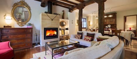 Télévision, cheminée