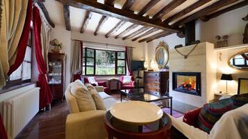 Een televisie en een open haard