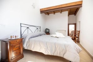 2 bedrooms, bed sheets - CasaMatta2 Apartment in the heart of the medieval village of Giglio Castello. (Giglio Castello)