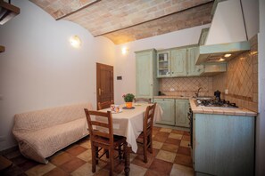 Fridge, oven, stovetop, dishwasher - CasaMatta2 Apartment in the heart of the medieval village of Giglio Castello. (Giglio Castello)