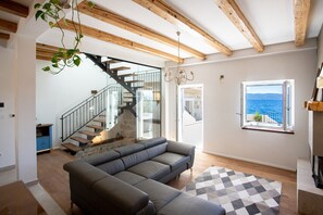 Living area - Holiday Home The Beach House with sauna, jacuzzi, gym.. (Dugi Rat)