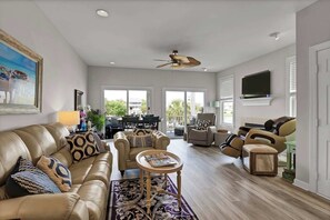 Tv, eldstad och kontor