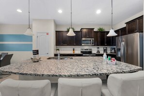 冷蔵庫、電子レンジ、オーブン、コンロ