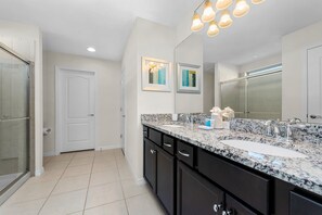 Shower, hair dryer, towels - Family villa w/ private pool near Disney (Kissimmee)