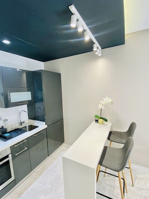 City-Apartment | Eigene Küche | Kühlschrank, Ofen, Herdplatte, Espressomaschine