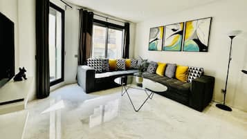 Apartamento City | Zona de estar | Smart TV de 55 pulgadas con canales por cable, Netflix