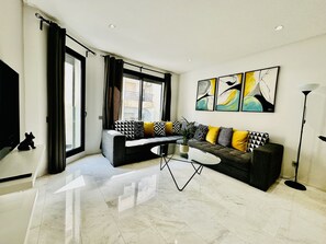 Apartamento urbano | Área de estar | Smart TV 55 polegadas com canais a cabo, Netflix, serviços de streaming