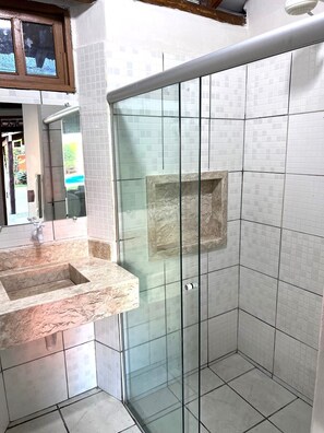 Standard-Suite, Poolblick | Badezimmer