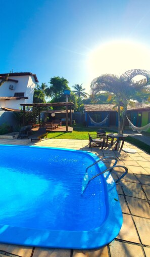Piscine extérieure, parasols de plage, chaises longues