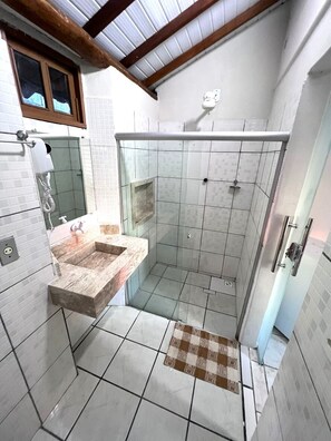 Suite estándar, vista a la alberca | Baño | Regadera, secadora de cabello, toallas 