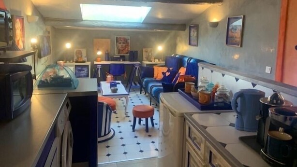 A compact living space with a kitchenette, a dining area, and a seating area with a sofa and chairs. - Appartement de Luxe au Cœur D'aix-en-provence (Aix-en-Provence)