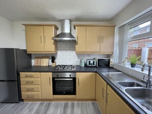 Hus | Eget kjøkken | Kjøleskap, mikrobølgeovn, ovn og kokeplater