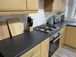 Casa | Cocina privada | Frigorífico, microondas, horno y placa de cocina