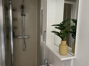 Maison | Salle de bain | Douche, séchoir à cheveux, serviettes fournies