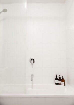 Séchoir à cheveux, serviettes fournies