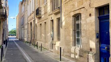 Douche, sĂšche-cheveux, serviettes fournies