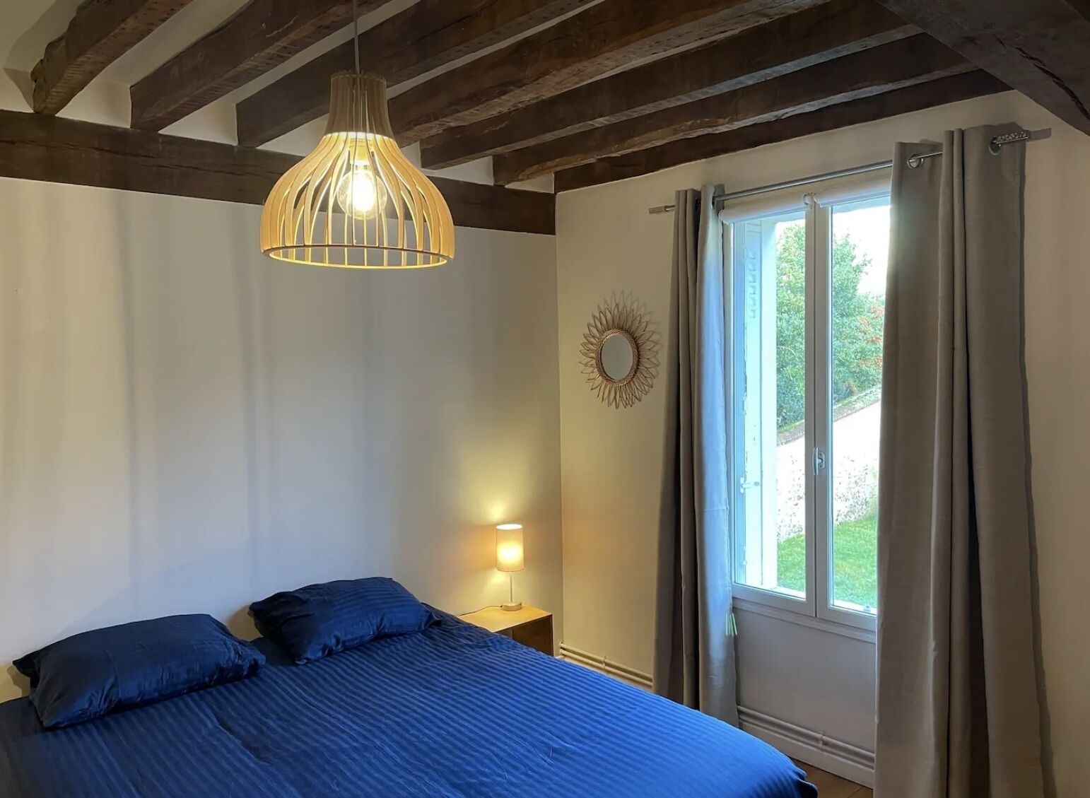 4 habitaciones, tabla de planchar con plancha, wifi y ropa de cama 